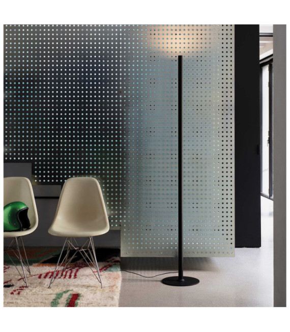 Lámpara de pie LED con aspecto de metal negro
